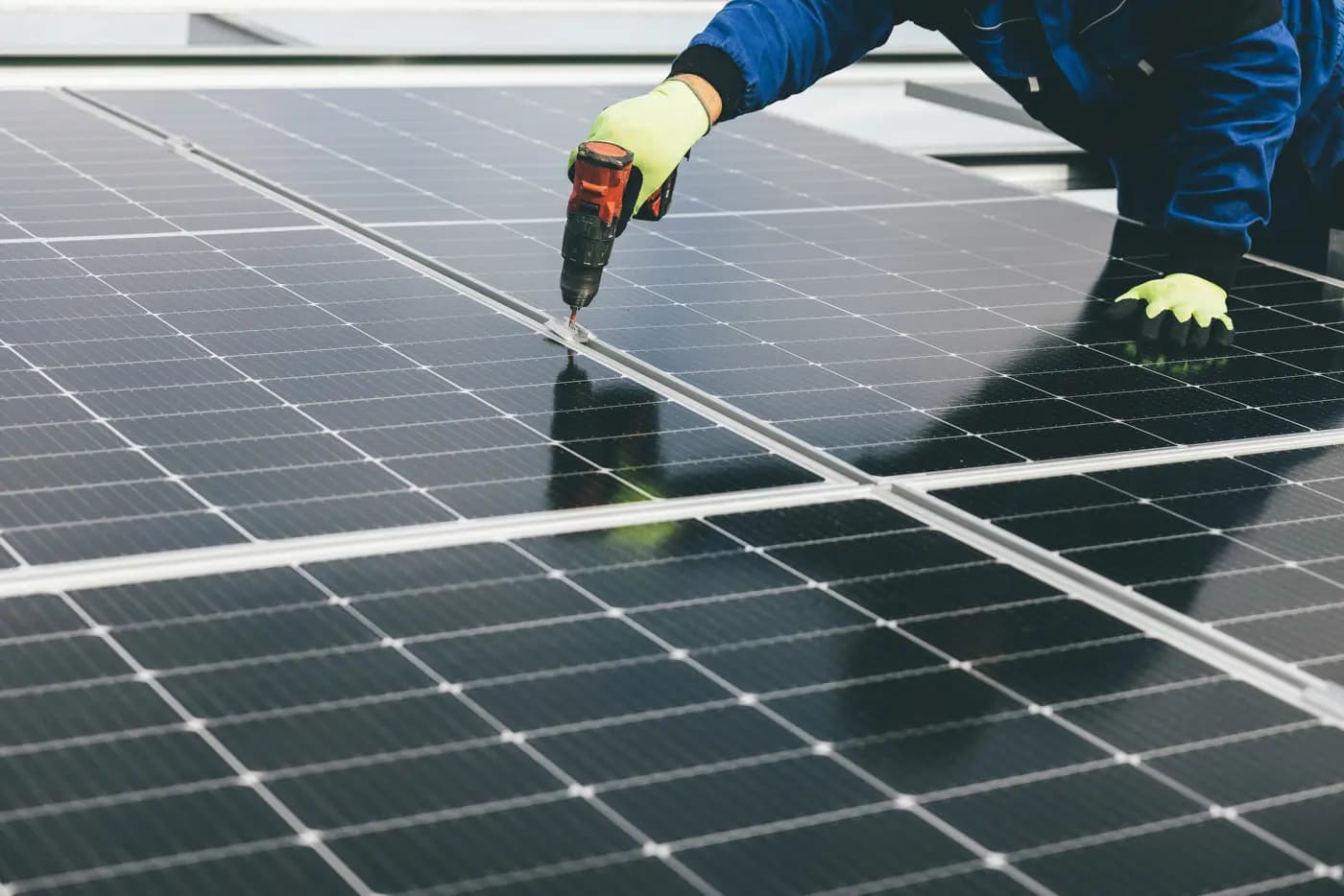 Technicien installant des panneaux photovoltaïques sur une toiture