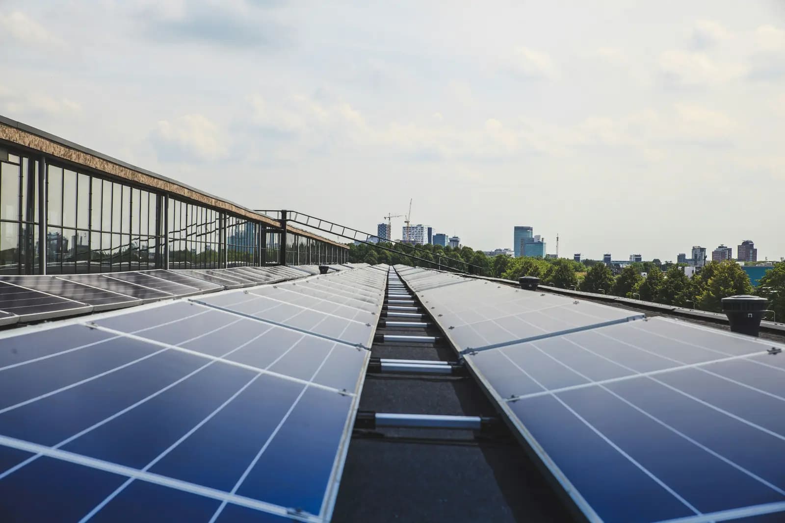 Installation photovoltaïque sur la toiture d'un bâtiment d'activité