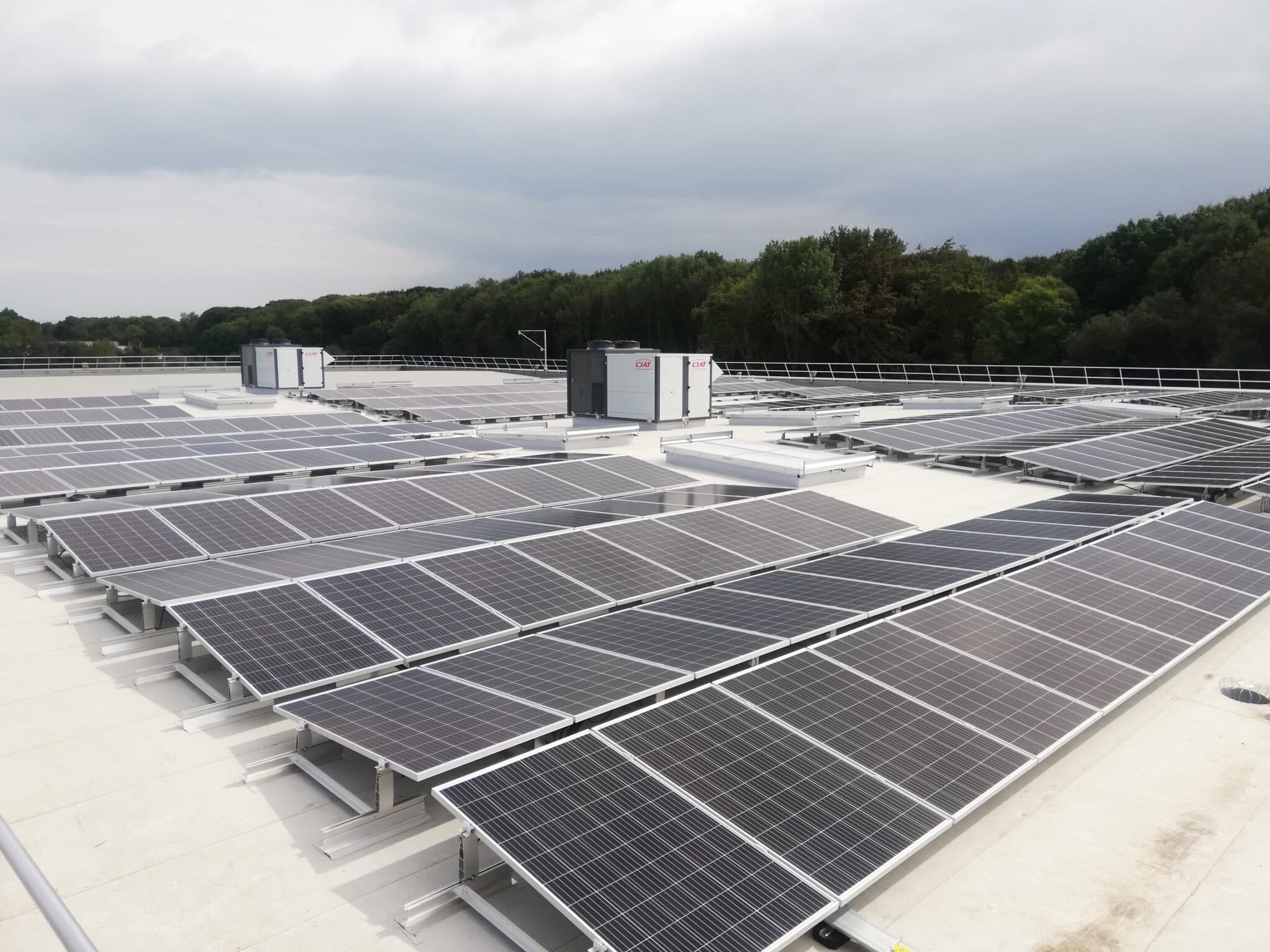 Toiture de bâtiment industriel couverte de panneaux photovoltaïques