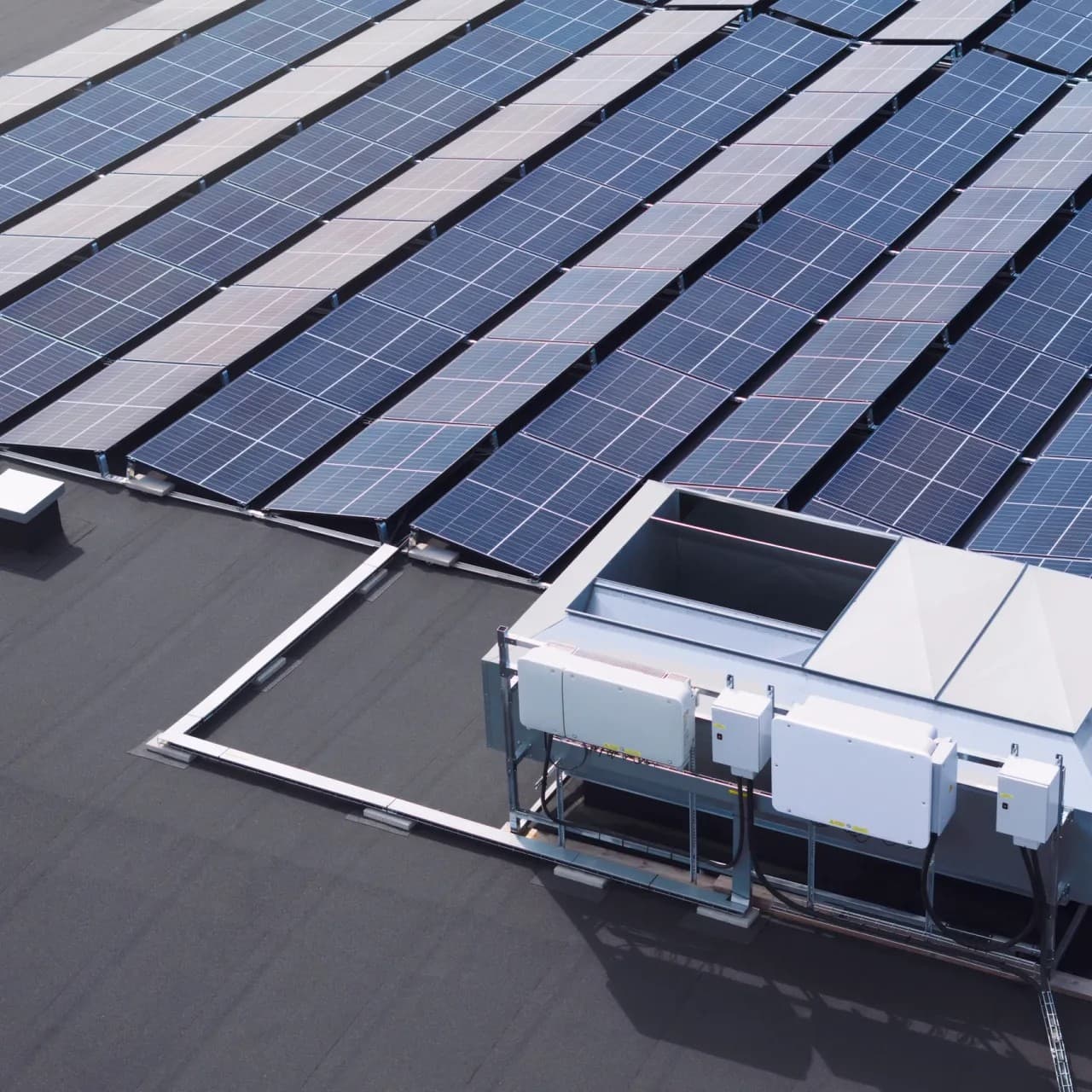 Installation photovoltaïque couplée avec la geothermie, vue aérienne