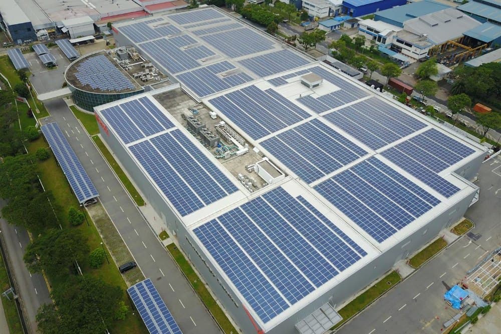 Site industriel équipé d'une installation solaire en toiture